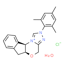 (5aS,10bR)-2-均三甲基苯基-4,5a,6,10b-四氢茚并[2,1-b][1,2,4]三唑并[4,3-d][1,4]噁嗪-2-鎓氯化物水合物结构式