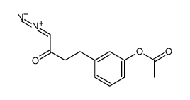 4-(3-acetyloxyphenyl)-1-diazoniobut-1-en-2-olate结构式