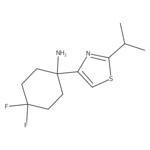 4,4-Difluoro-1-[2-(propan-2-yl)-1,3-thiazol-4-yl]cyclohexan-1-amine Structure
